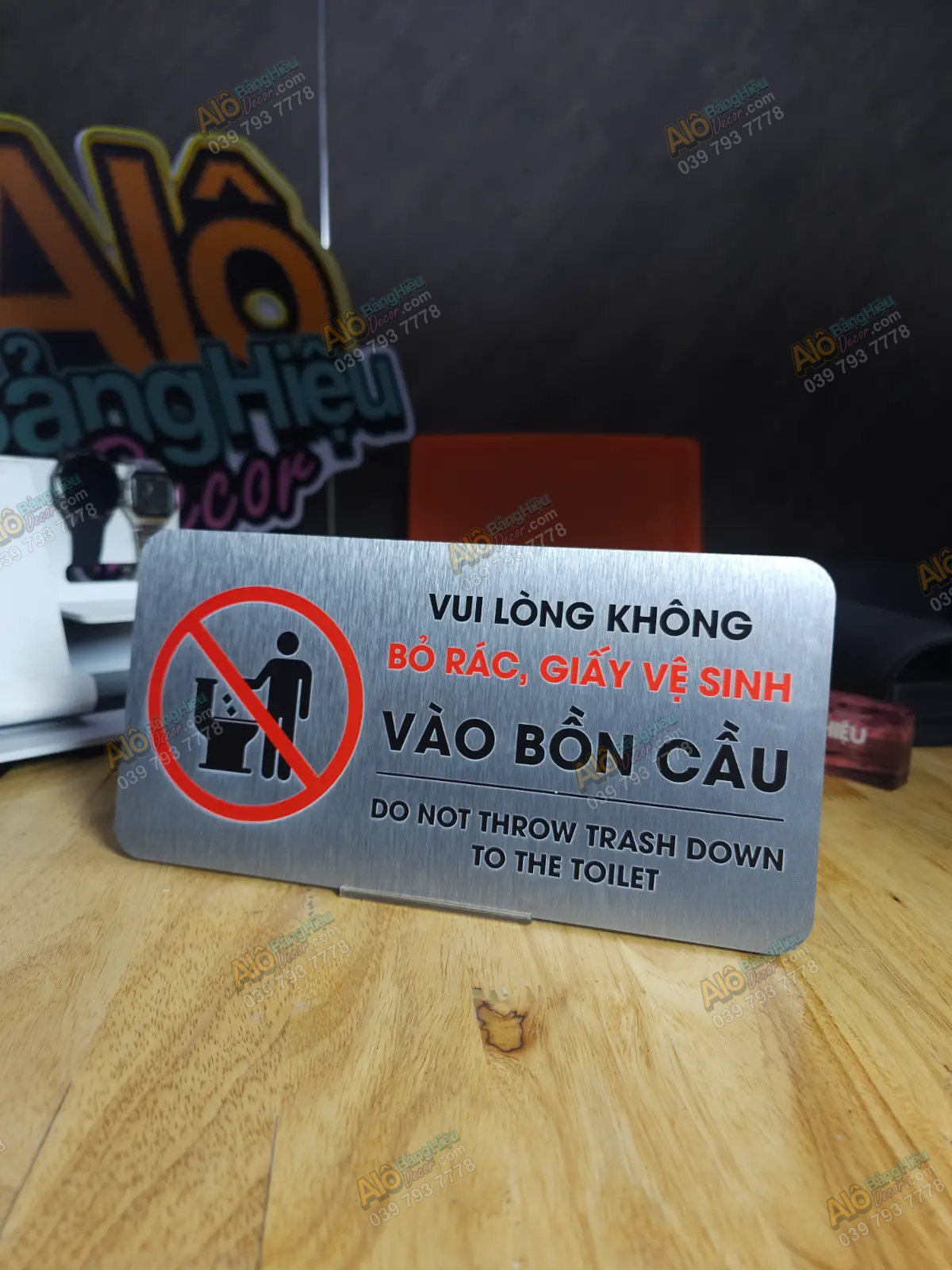 Bảng Alu xước “Vui lòng không bỏ rác, giấy vệ sinh vào bồn cầu” in UV sắc nét, bền đẹp